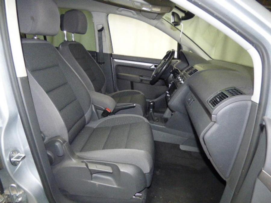 volkswagen-touran-10-2013-4.jpg